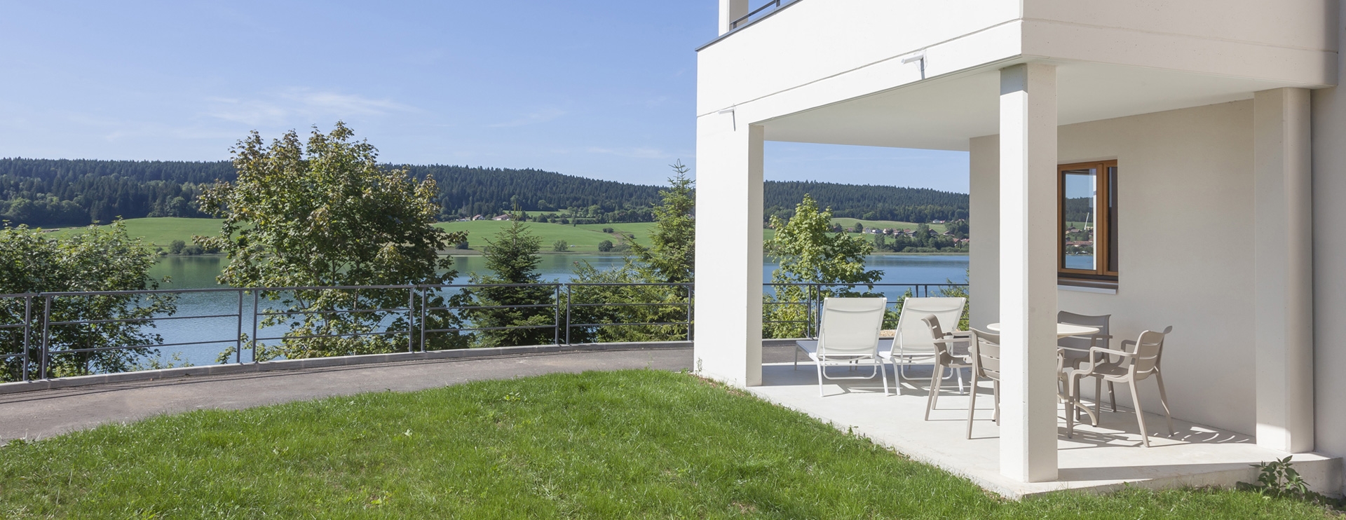 Terrasse hôtel Les Rives Sauvages Haut-Doubs