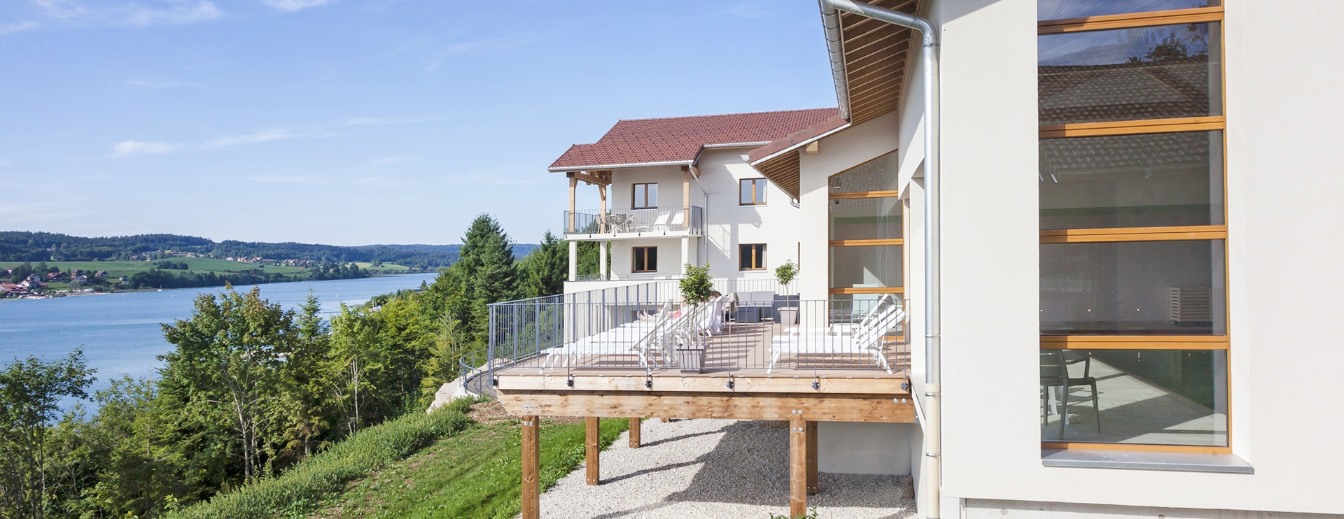 Terrasse solarium hôtel spa Doubs Les Rives Sauvages