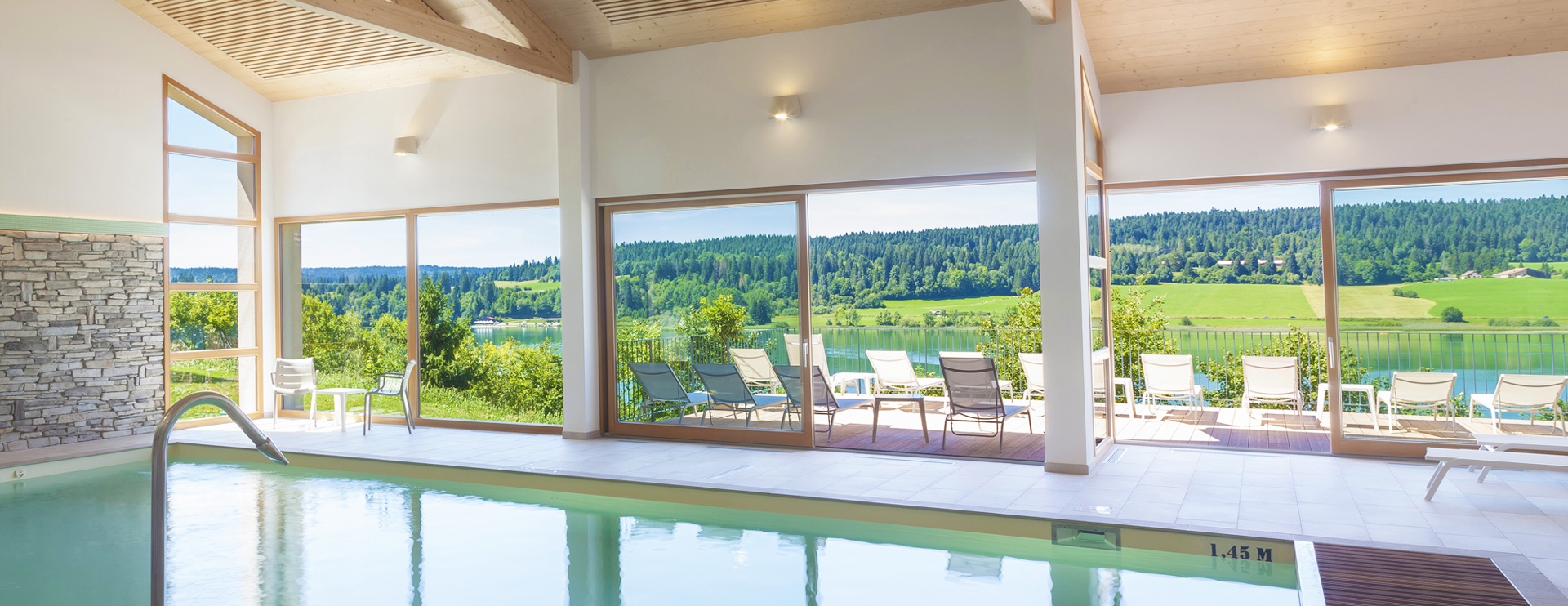 Piscine intérieur hôtel spa Lac Saint-Point