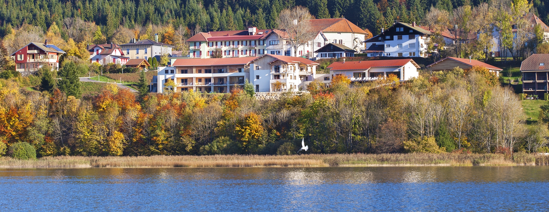 Vue de l'hôtel spa Les Rives Sauvages à Malbuisson